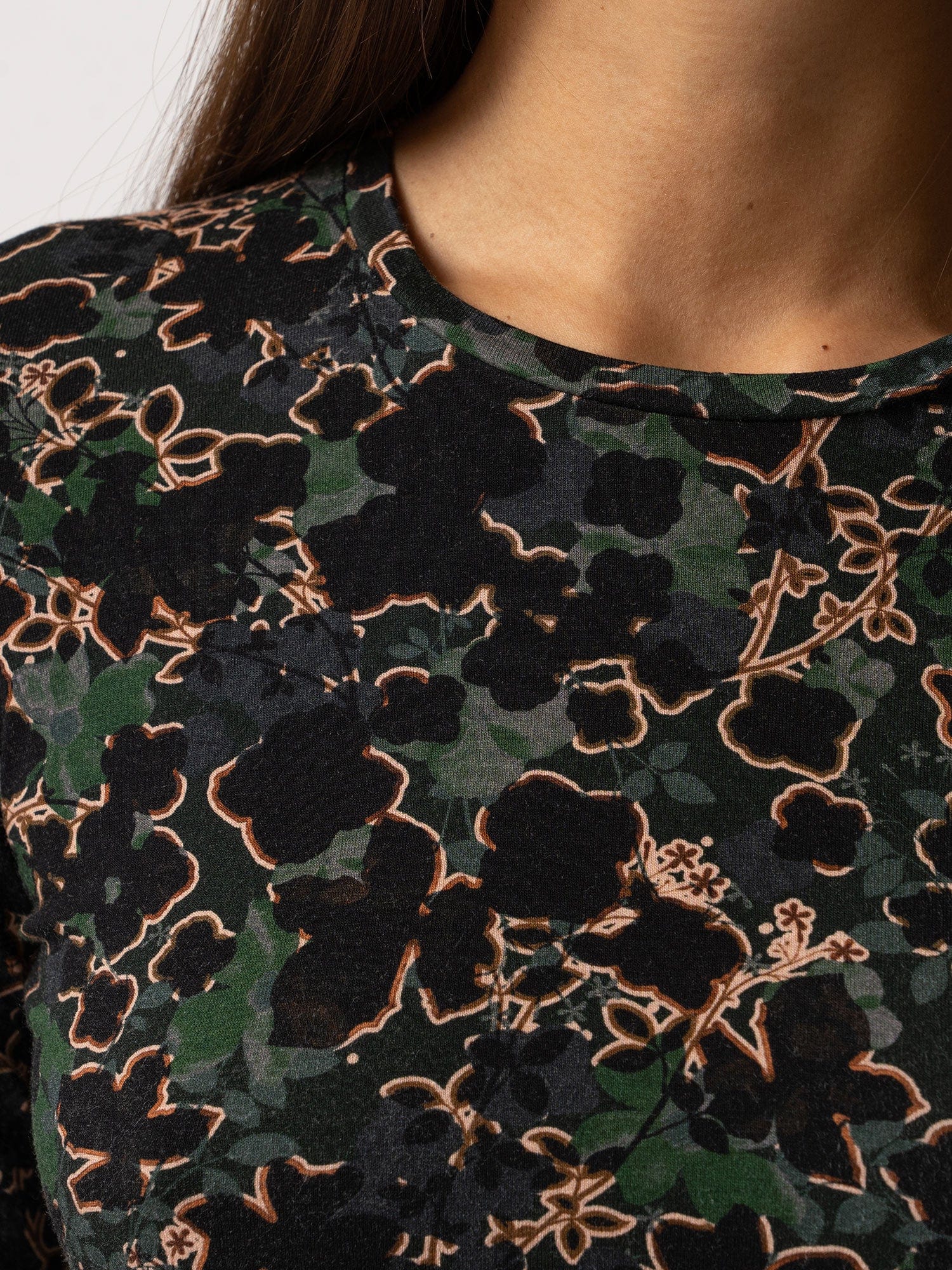 Austen Crew Neck Tee Green Twilight Floral - Women's T-Shirts | Saint + Sofia® EU